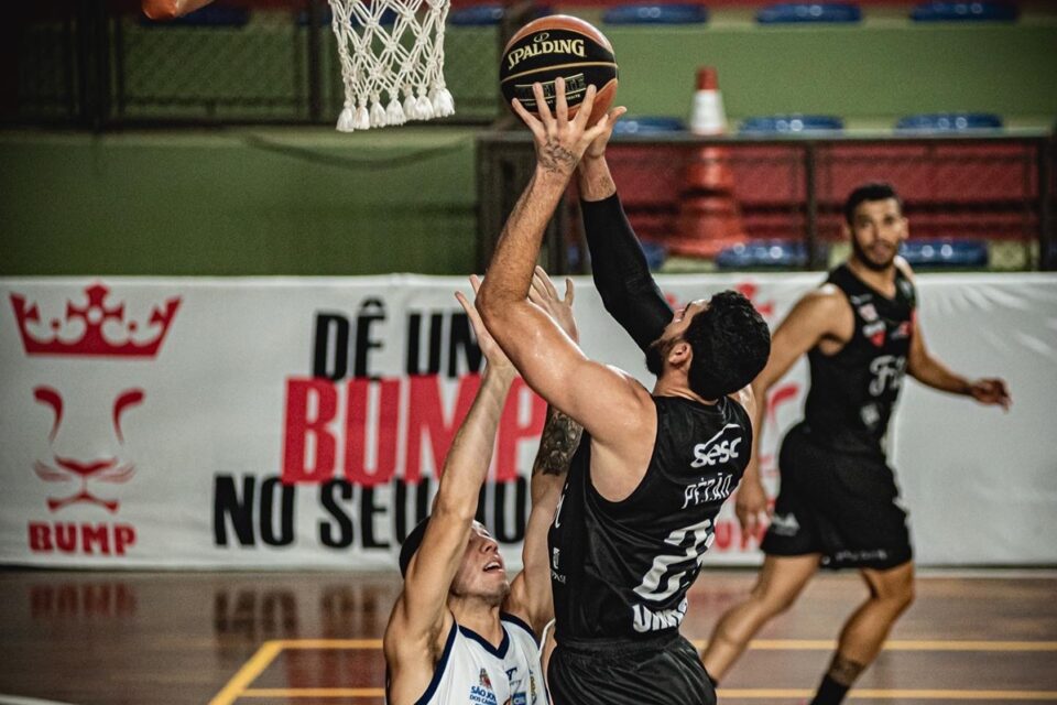 Pezão durante jogo do Vila Nova-AEGB contra o São José