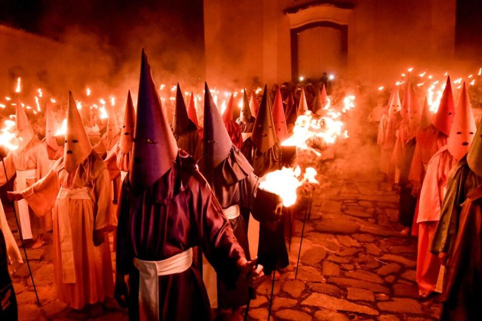 A tradicional Procissão do Fogaréu volta a acontecer na Cidade de Goiás após dois anos suspensa por causa da Covid-19. (Foto: Junior Guimarães/Secult)