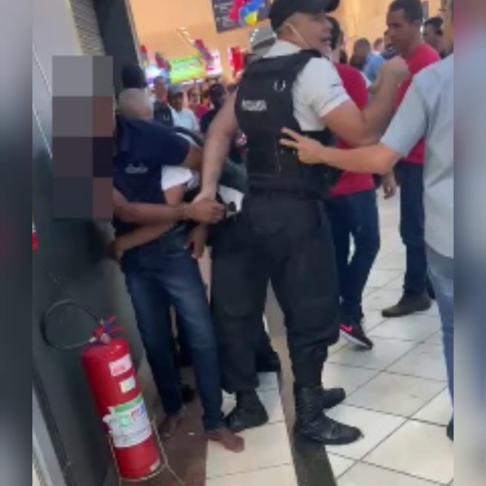 Um homem foi preso ao tentar furtar uma loja e fazer uma funcionária refém dentro do Araguaia Shopping, em Goiânia. (Foto: reprodução)