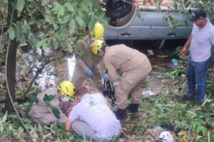 Quatro crianças e cinco adultos ficam feridos após acidente na BR-153, em Uruaçu (GO) (Foto: Bombeiros)