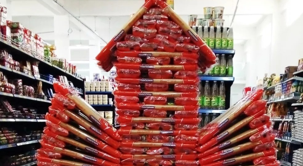 'Leandro repositor' faz sucesso ao transformar mercadorias em artes. Funcionário de mercado cria 'esculturas' com produtos e viraliza; vídeo