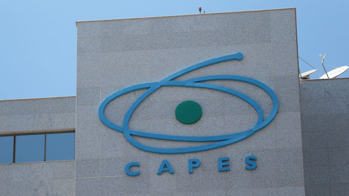 Capes oferece mais de 61 mil bolsas para formação de professores