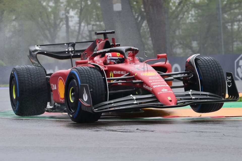 Ferrari correndo em Imola