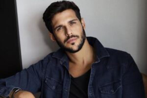 Ex-BBB 22 Rodrigo Mussi foi extubado e caminha com ajuda de enfermeiros