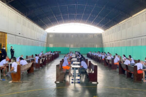 A Diretoria-Geral de Administração Penitenciária (DGAP) vai voltar a permitir visitas de familiares aos presos do sistema penitenciário de Goiás. De acordo com a pasta, o processo será feito de forma gradual e através de quatro modalidades de visitação, sendo uma delas a virtual, com videoconferência.