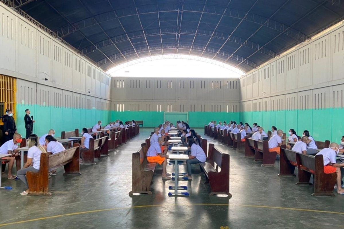 A Diretoria-Geral de Administração Penitenciária (DGAP) vai voltar a permitir visitas de familiares aos presos do sistema penitenciário de Goiás. De acordo com a pasta, o processo será feito de forma gradual e através de quatro modalidades de visitação, sendo uma delas a virtual, com videoconferência.