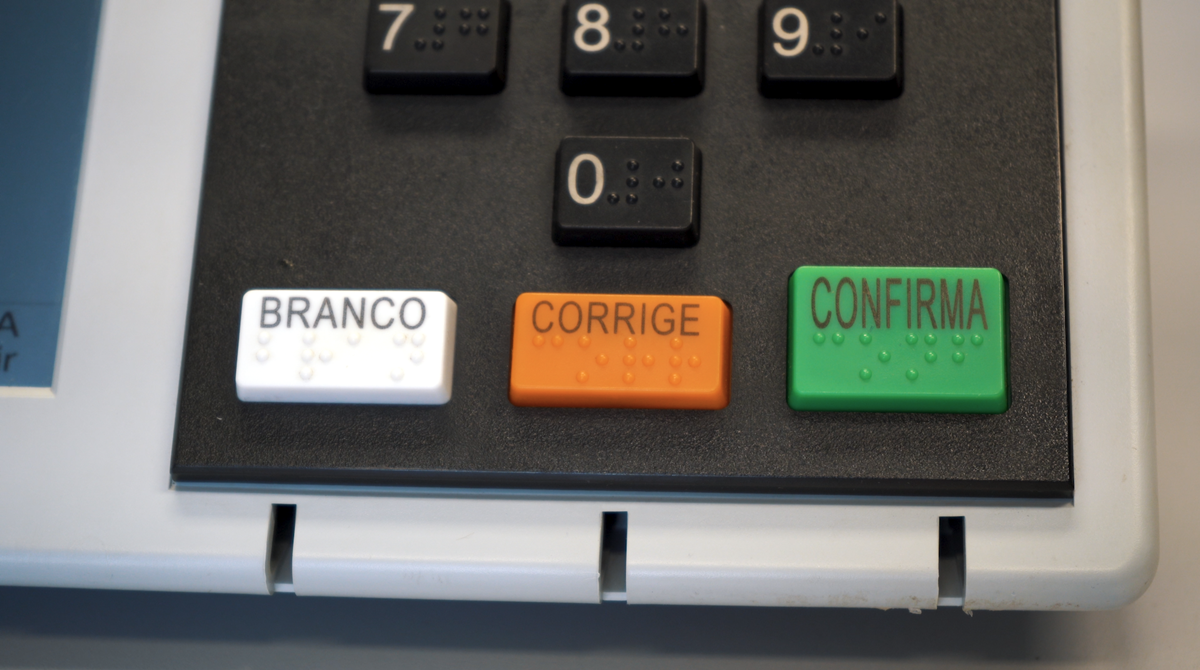 Prazo final vai até 18 de agosto. Eleitor já pode pedir autorização para votar em trânsito votar em trânsito