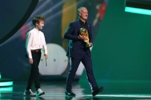 Didier Deschamps com a taça da Copa do Mundo