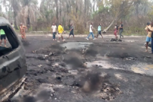 Explosão em refinaria ilegal de petróleo na Nigéria deixa mais de cem mortos