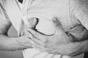 Homem com dores no peito. Foto: Pexels - Pixabay