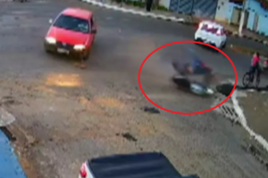 Ciclista é arremessado após ser atingido por moto em Itaberaí (GO)