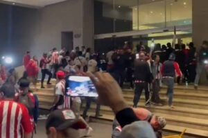 Torcida do Chivas depredando hotel