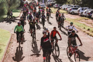 Ciclistas se reuniram para pedalar e cobrar paz e segurança no trânsito de Goiás, na manhã deste domingo (24). O pelotão com ciclistas experientes e iniciantes saíram do Parque Bernardo Élis, no residencial Celina Park, em Goiânia, e foram até o setor Pedro Ludovico num trajeto de aproximadamente 15 quilômetros.
