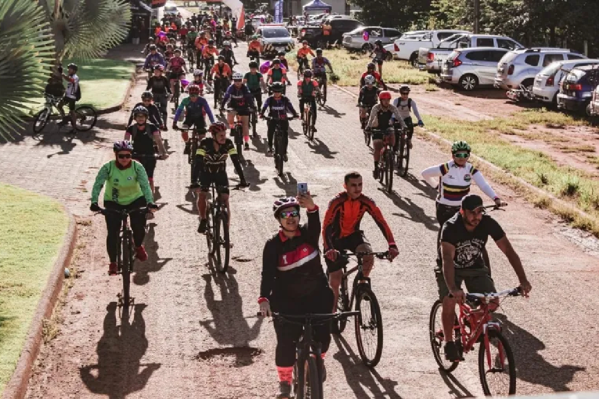 Ciclistas se reuniram para pedalar e cobrar paz e segurança no trânsito de Goiás, na manhã deste domingo (24). O pelotão com ciclistas experientes e iniciantes saíram do Parque Bernardo Élis, no residencial Celina Park, em Goiânia, e foram até o setor Pedro Ludovico num trajeto de aproximadamente 15 quilômetros.