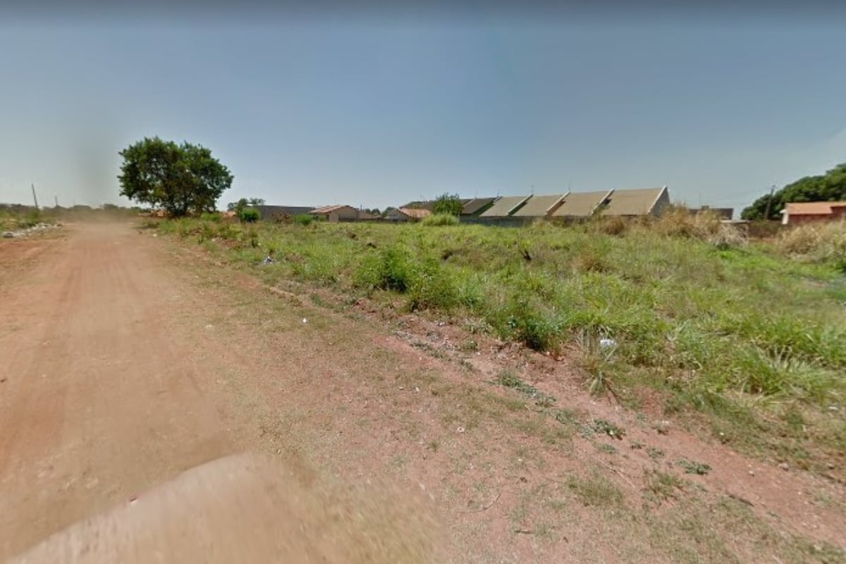 Um casal confessou ter matado uma mulher de 45 anos e desovado o corpo dela em um lote baldio, no Jardim Nova Veneza, em Aparecida de Goiânia. O cadáver foi encontrado por moradores na manhã de domingo (10). De acordo com a Polícia Civil, os presos são um homem, também de 45 anos, e uma mulher, de apenas 22. O sujeito é ex-companheiro da mulher assassinada e, desavenças entre a vítima e a nova namorada dele, teriam desencadeado o homicídio.