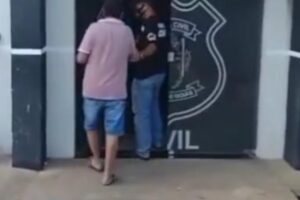 Homem é preso por ameaçar o pai para se apossar da aposentadoria do idoso em Jaraguá