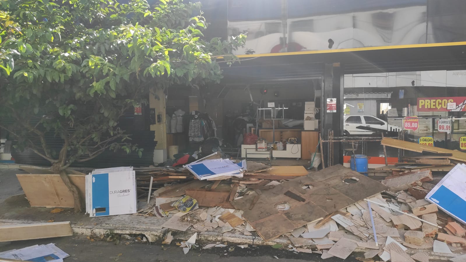 Incêndio em loja de roupas da Sherife Modas em Goiânia - foto mostra destroços na fachada