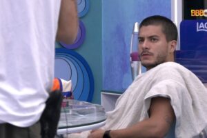 Após retorno à casa do 'BBB 22', Arthur discute aliança com Douglas Silva e Scooby: 'Eu tenho um tempo de virar a chave'
