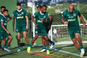 O Goiás precisa vencer o Atlético Goianiense por dois gols de diferença para levantar o título