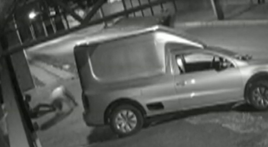 Dois homens passaram atirando e vítima foi atingida no peito. Morador de rua é morto na porta de distribuidora de bebidas em Senador Canedo