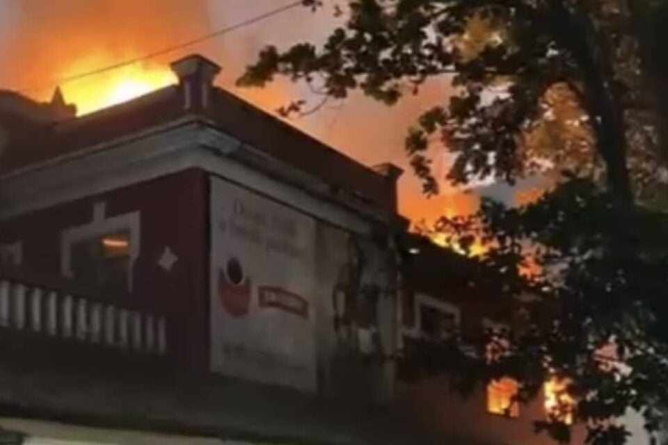Incêndio destrói o tradicional Bar do Oswaldo, no Rio de Janeiro (Foto: Reprodução)