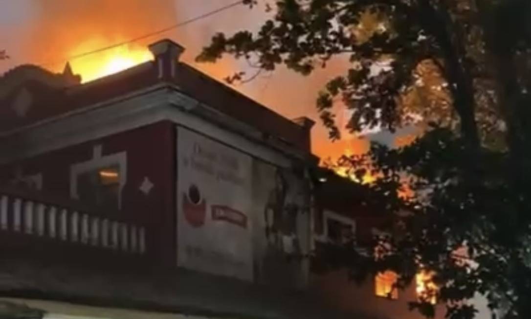 Incêndio destrói o tradicional Bar do Oswaldo, no Rio de Janeiro (Foto: Reprodução)