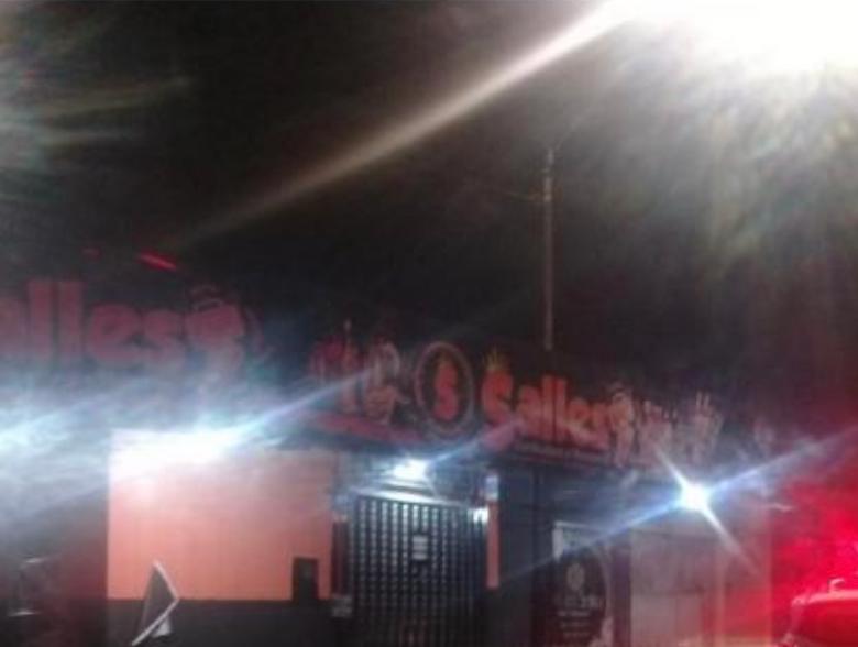 Distribuidora em que mulher foi morta a tiros em Anápolis. (Foto: Divulgação PM