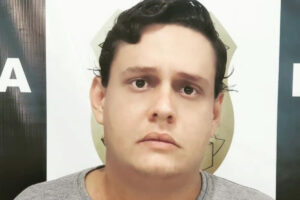 A Polícia Civil prendeu Hiago Mendonça, de 26 anos, suspeito de aplicar o golpe do falso PIX em comerciantes de Uruaçu, no Norte de Goiás. Até o momento, três vítimas denunciaram o rapaz na cidade. Agentes civis cumpriram um mandado de prisão preventiva contra ele, nesta terça-feira (12), na cidade de São Luiz do Norte.