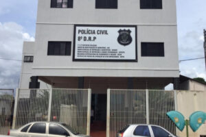 A Polícia Civil prendeu um homem suspeito de tentar matar um idoso de 88 anos durante um assalto, em Rio Verde, Sudoeste de Goiás. O crime teria sido cometido por dois homens, no último dia 16 de março, no Setor Anhanguera. Na ocasião, um dos homens acabou preso em flagrante, mas, somente nesta segunda-feira (4), é que a polícia prendeu o segundo investigado de forma preventiva.