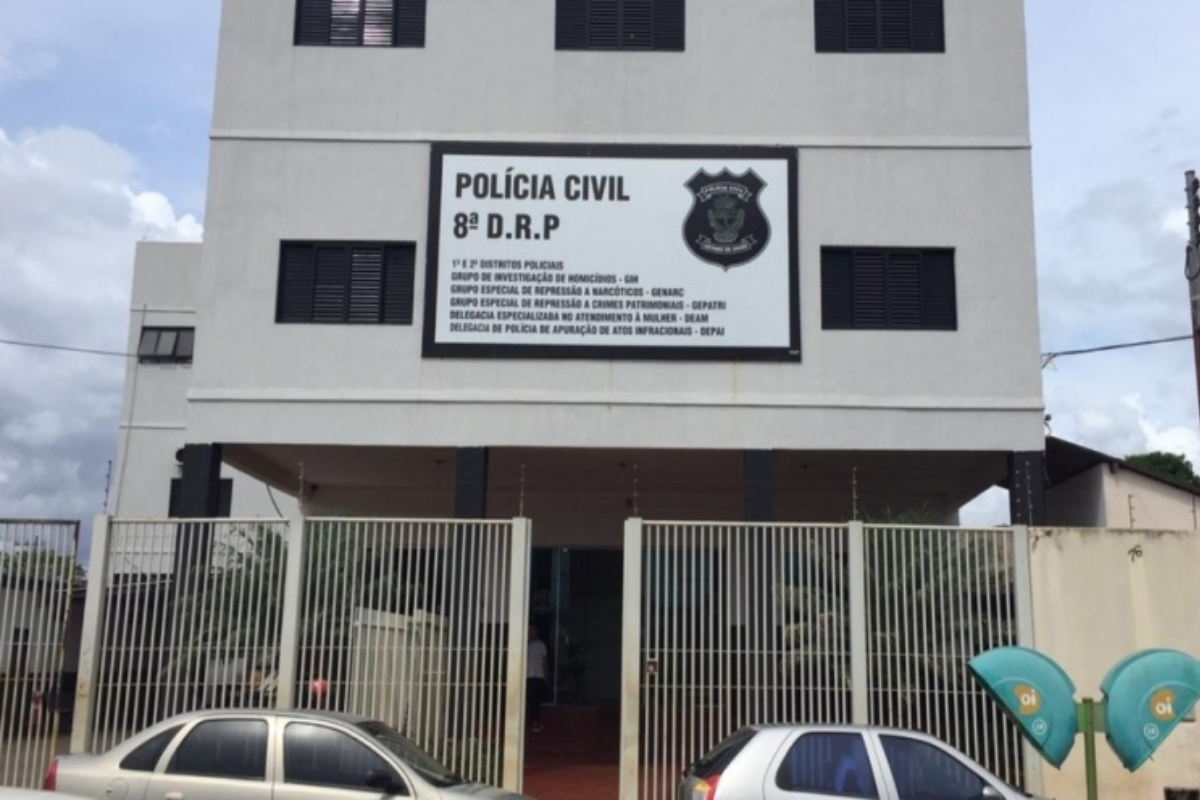 A Polícia Civil prendeu um homem suspeito de tentar matar um idoso de 88 anos durante um assalto, em Rio Verde, Sudoeste de Goiás. O crime teria sido cometido por dois homens, no último dia 16 de março, no Setor Anhanguera. Na ocasião, um dos homens acabou preso em flagrante, mas, somente nesta segunda-feira (4), é que a polícia prendeu o segundo investigado de forma preventiva.