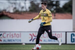 Goleiro Luan Polli durante treinamento no CT do Dragao