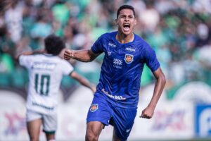 Alex Bruno comemorando gol marcado