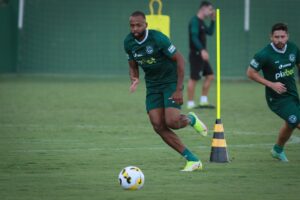 Reynaldo será titular na zaga do Goiás na estreia na Série A