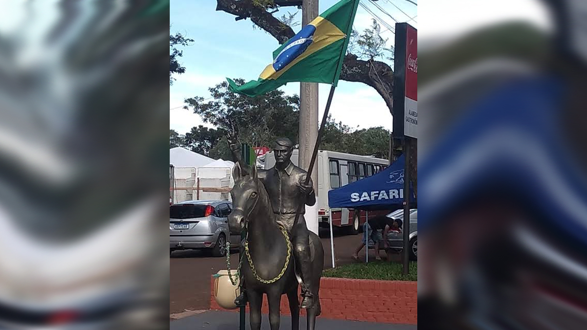 Cidade do RS recebe estátua de 300 kg de Bolsonaro