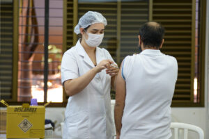 A Secretaria de Saúde de Goiás (SES-GO), alerta que 2,6 milhões de goianos estão em atraso para completar o esquema vacinal contra a Covid-19. O ideal é que toda a população acima de 18 anos se vacine com as duas doses de vacina, mais uma dose de reforço. O órgão de saúde enfatiza que o coronavírus continua em circulação, com pelo menos três variantes conhecidas.