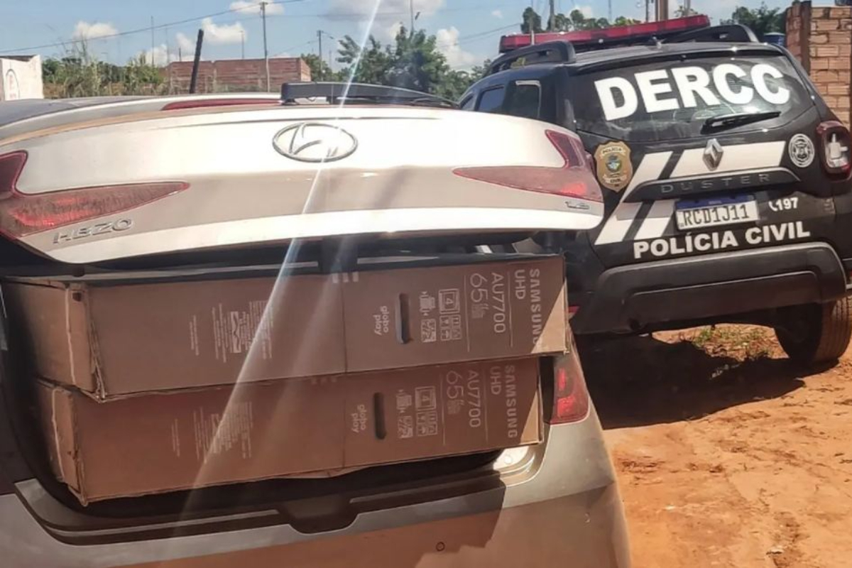A Polícia Civil prendeu um jovem e uma mulher suspeitos de envolvimento com um grupo criminoso que furtou o cartão de um idoso e ainda comprou R$ 9.429,52 em televisores. A vítima tem 88 anos e mora na cidade de Axixá, no estado do Tocantins; já a dupla investigada acabou presa nesta segunda-feira (18), em Aparecida de Goiânia.