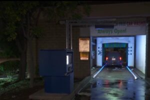 Homem morre esmagado ao sair do carro em lava-jato dos EUA