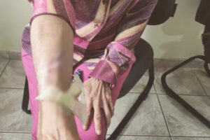 A Polícia Civil prendeu em flagrante um homem suspeito de agredir a companheira e ainda expulsá-la da própria casa, em Valparaíso de Goiás. Mesmo ferida, a vítima teve que dormir na rua, junto com o filho que já é adulto. O caso e a prisão do sujeito aconteceram nesta segunda-feira (11).