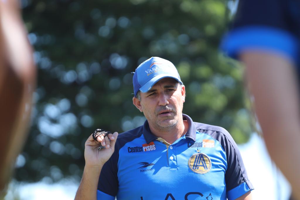 Eduardo Souza treinando a Aparecidense