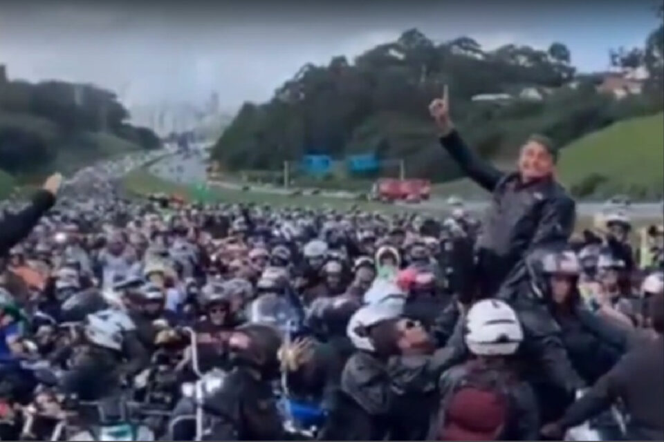 A coordenação da motociata realizada pelo presidente Jair Bolsonaro nesta quinta-feira (15) cobrou R$ 10 por entrada em uma espécie de "área vip" para quem desejasse ficar mais perto de Bolsonaro no trajeto de 120 quilômetros entre a capital paulista e a cidade de Americana.