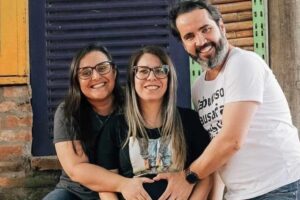 Família é acompanhada por mais de 40 mil pessoas no Instagram. Nasce bebê de trisal paulista; pais querem batizá-lo com os três sobrenomes