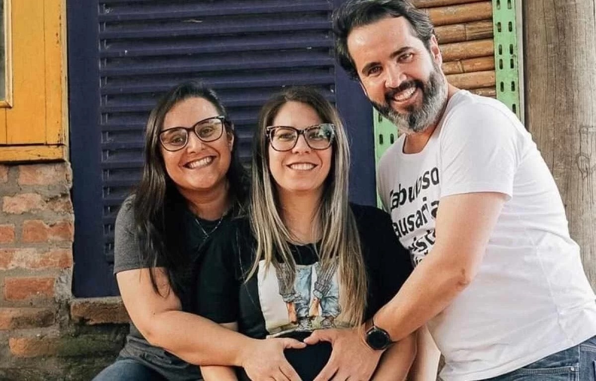 Família é acompanhada por mais de 40 mil pessoas no Instagram. Nasce bebê de trisal paulista; pais querem batizá-lo com os três sobrenomes