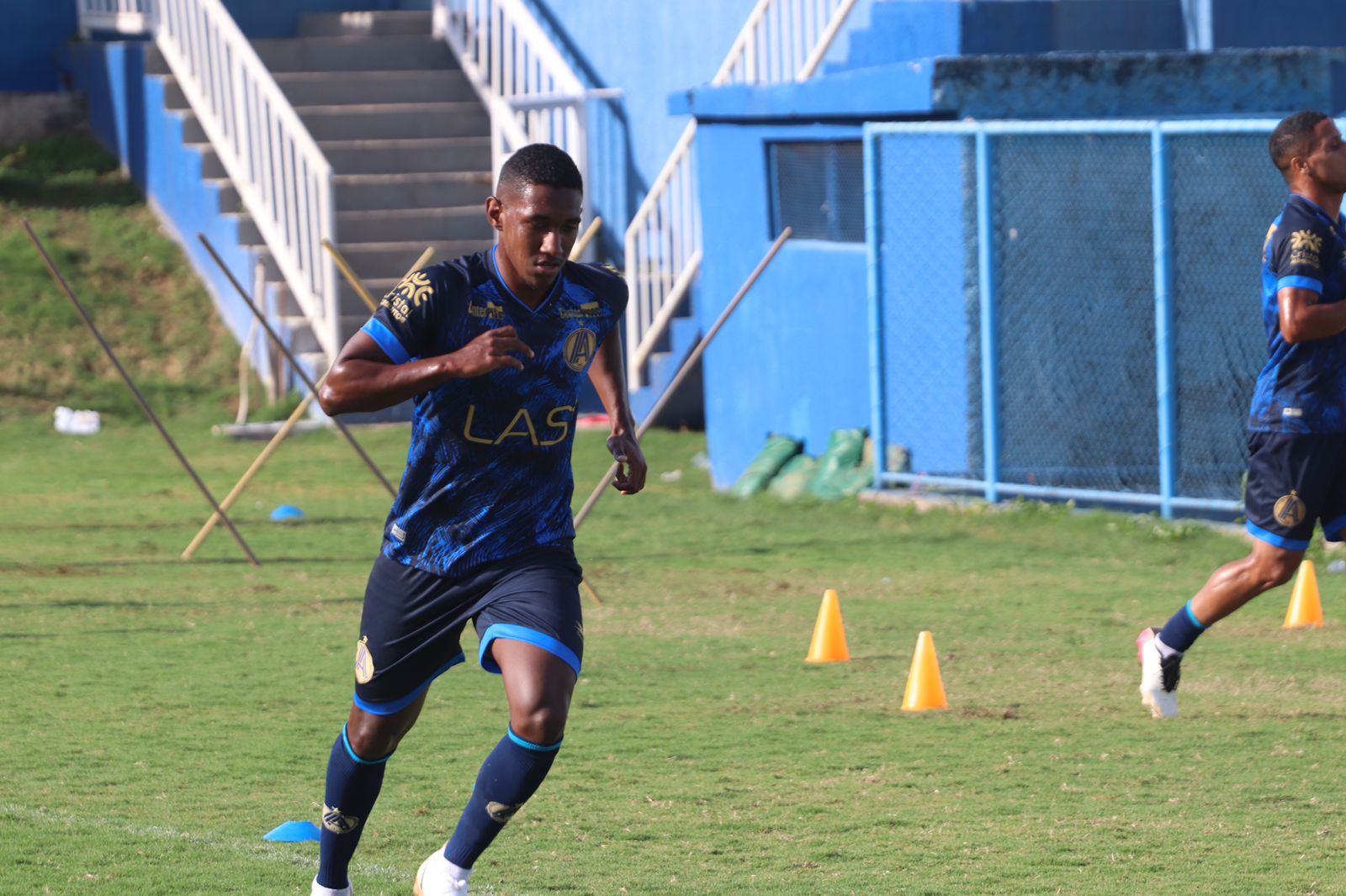 Luan Sales treinando na Aparecidense