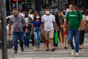 Contaminados com Covid são mais propensos a desenvolverem 20 doenças, diz estudo