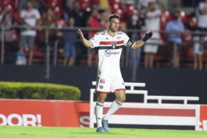 Calleri derrubou o celular de um torcedor do Palmeiras na saída do estádio na final do Paulistão