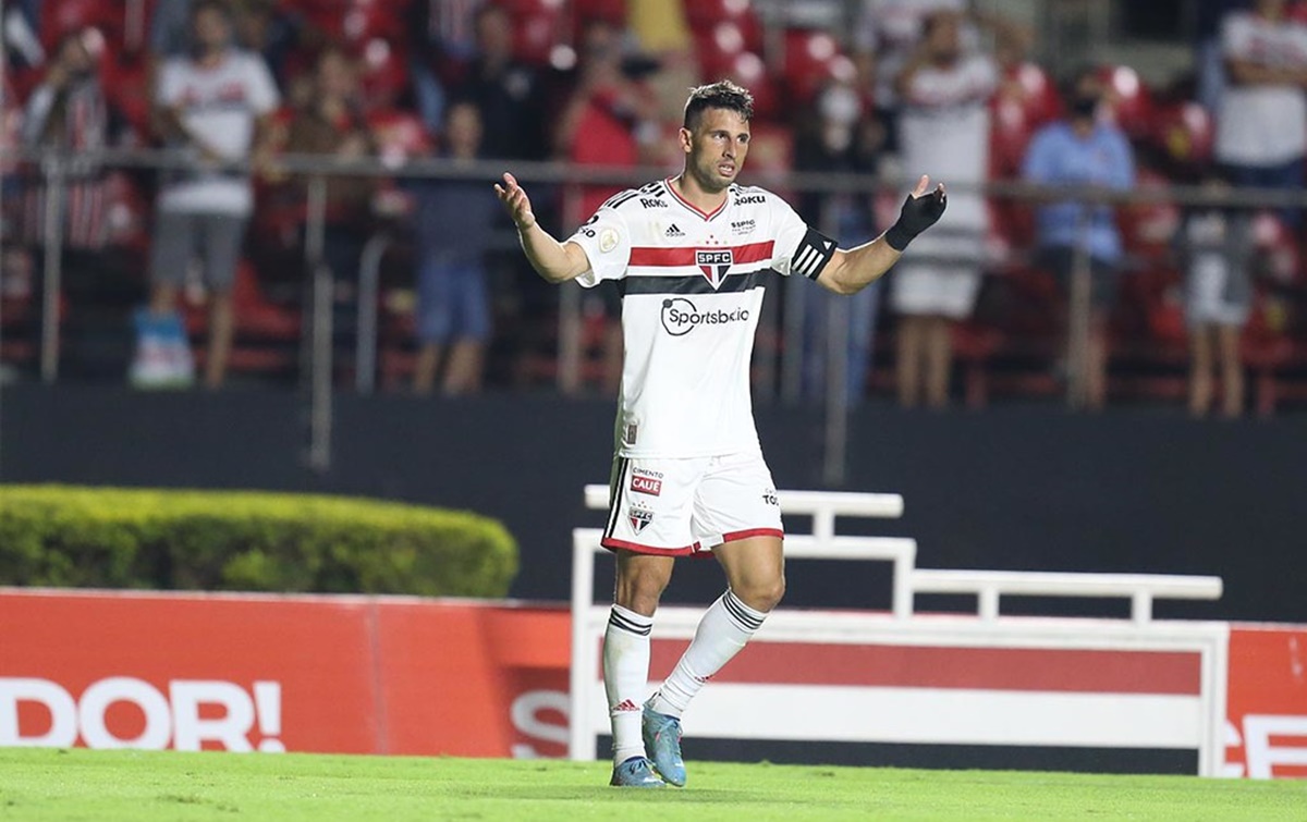 Calleri derrubou o celular de um torcedor do Palmeiras na saída do estádio na final do Paulistão