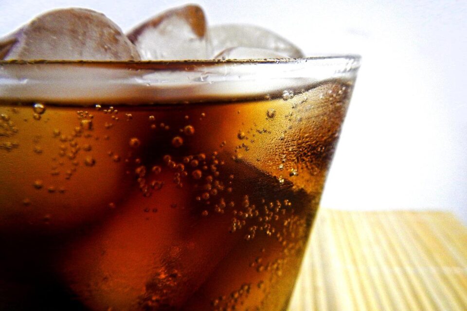 Coca-Cola já conteve cocaína na sua receita, como brincou Elon Musk? Entenda