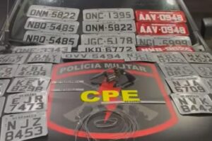 Homem é preso com revólver e placas veiculares falsificadas em Barro Alto (GO)