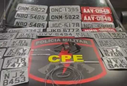 Homem é preso com revólver e placas veiculares falsificadas em Barro Alto (GO)