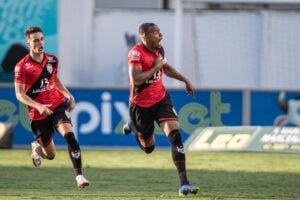 Marlon Freitas comemorando gol marcado na Serrinha
